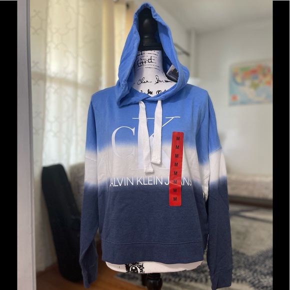 NWT Women’s Size Medium Calvin Klein Jeans Cropped Tie-Dye Logo Prints Hoodie - Picture 4 of 12